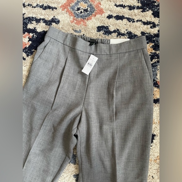 Ann Taylor 
The Easy Ankle 
High rise 
L
New with tags 
$98 tag price - Picture 5 of 7